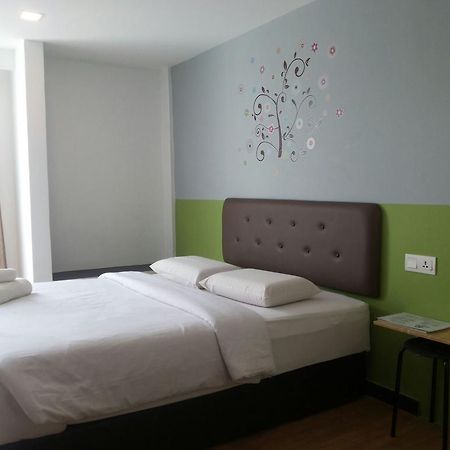 Hotel Viva Кланг Екстериор снимка